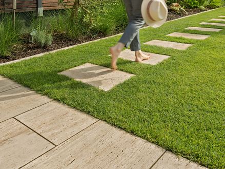 Natura travertinplader med fødder, der løber over pladerne