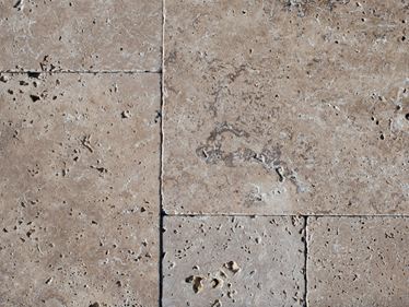 Nærbillede af Travertin Noce i det udendørs område