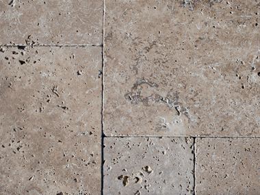 Nærbillede af Travertin Noce i det udendørs område