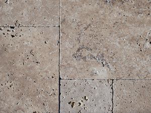 Nærbillede af Travertin Noce i det udendørs område