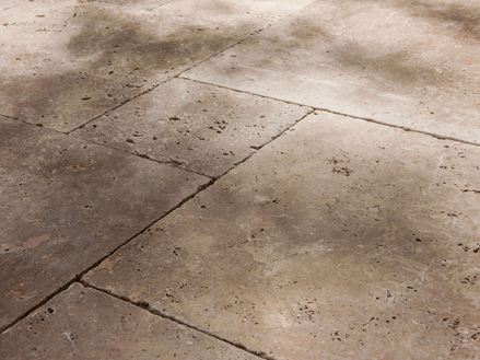 Travertinplader Noce, tumlet, side nærbillede med halvskygge