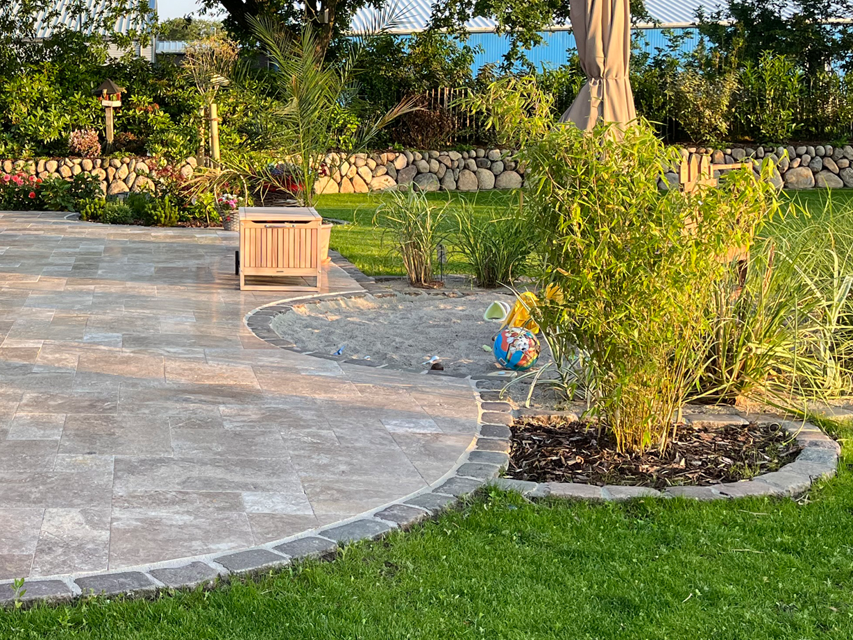 Travertin Noce terrasse med aftenstemning Travertin Noce terrasse med sandkasse Rund terrasse aftenstemning