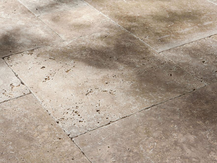 Naturstensplader af Noce travertin i delvis skygge