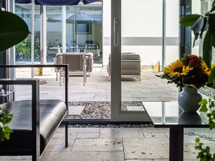 Udestue med Travertin Rustic naturstensplader og moderne møbler