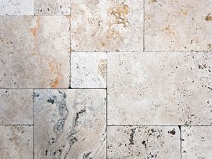 Travertinplader fra oven i romersk bindingsværk med et livligt farvespil i beige og brune toner