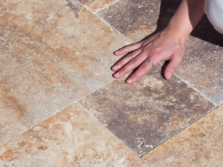Håndstrøg over Scabas travertinplader