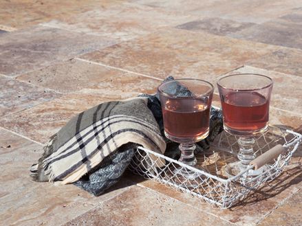 Bakke med drikkevarer og lille tæppe på travertin-terrasse Scabas