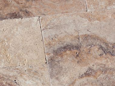 Scabas travertin med varieret farvespil Nærbillede