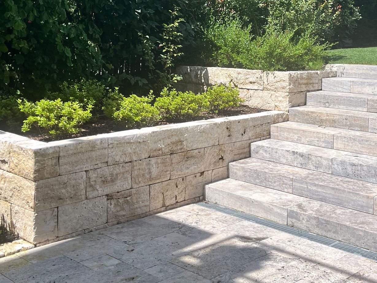 Smuk kombination: Travertine Silver Terrace med Medium Select mursten. Foto af kunde Væg i travertin