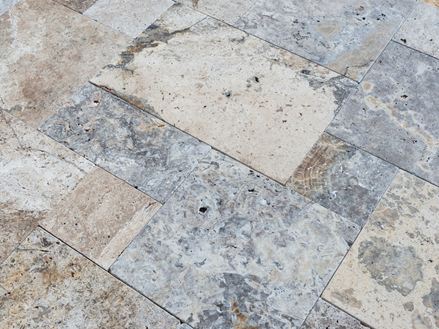 Silver travertinplade lagt i romersk forbandt