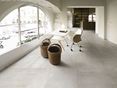 Beton-look på trend: Betonsand Moderne kontor med de beigefarvede fliser i betonlooket Concrete Sand
