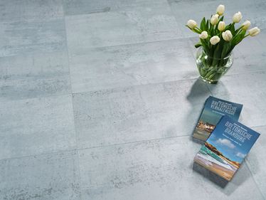 Beton_look_fliser_jern_sølv_med_tulipaner_og_bøger