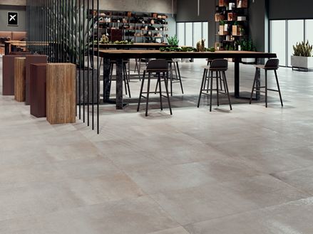 Pure Clay fliser med betonlook med bord og stole