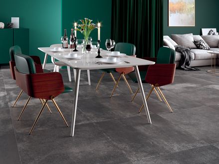 Spiseplads med Pure Graphite Fliser i betonlook