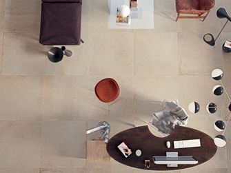 Stue med Pure Sand-fliser i betonlook