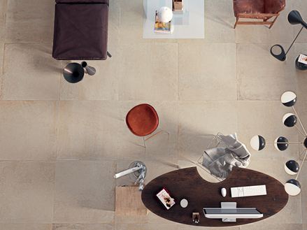 Stue med Pure Sand-fliser i betonlook