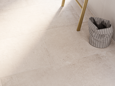 Fliser i betonlook Urban Pearl set ovenfra med dekoration