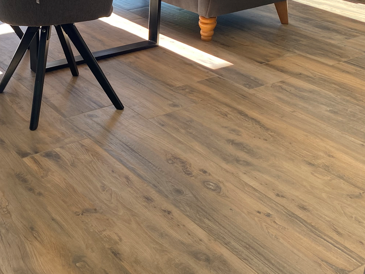 Canada Lodge træ-effektfliser: venlig, naturlig effekt Fliser i træ-effekt Canada Lodge spisebord galleri 1