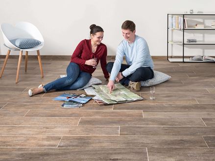 Par sidder på fint stengulv Indie Nova og kigger på et kort