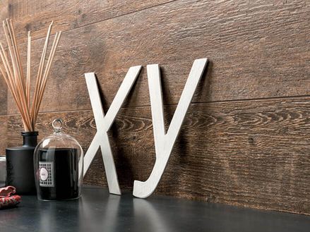 Stueindretning og væg med Indie Nova porcelænsstentøjsfliser