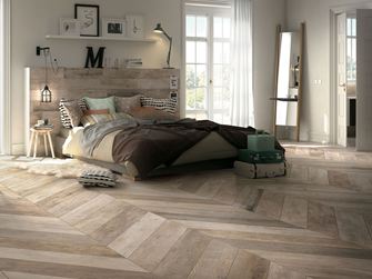 Soveværelse med Indie Sky porcelænsstentøjsfliser i beige-brune toner