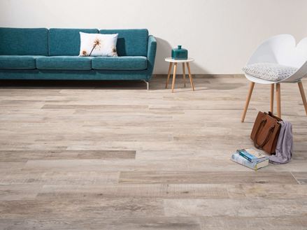 Stue med Indie Sky-fliser i træ, hvid stol og mørkegrøn sofa