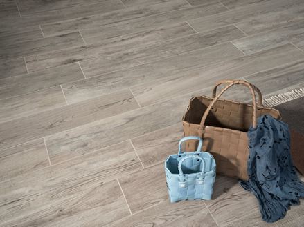 Trendy tasker på en trendy base i træ-look