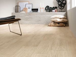 Moderne vintagemøbler med Urban White-fliser med træ-effekt