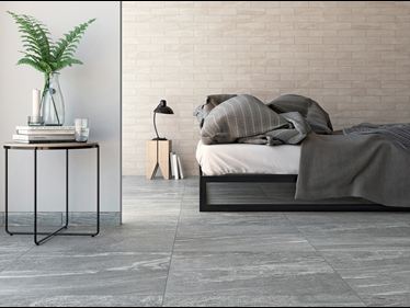 Soveværelse med Dolomit Silver-fliser i granitlook