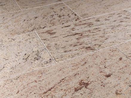 Beige-grå granitfliser med brunlige årer