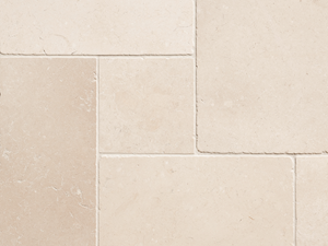 Cleopatra Light kalkstensflise med delikate kalkstensårer Nærbillede af beige kalkstensfliser med smal fuge