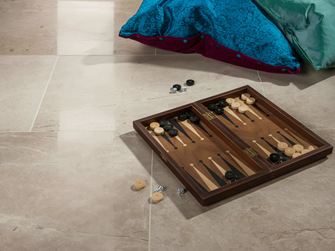 Royal Cream polerede fliser med backgammon og 2 puder