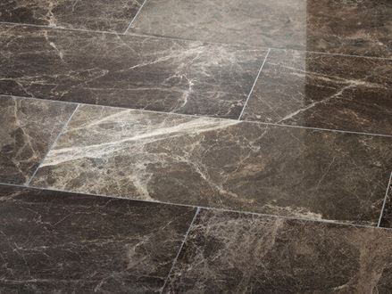 Mørke marmorfliser med hvide årer og smalle fuger