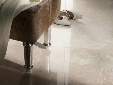 Burdur Cream Fliser med en skammel og et par sko