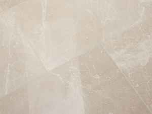 Burdur Cream-marmorfliser lagt med en poleret overflade og hvide årer i det beigefarvede bundområde