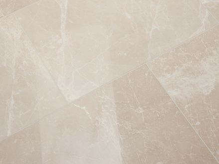 Burdur Cream-marmorfliser lagt med en poleret overflade og hvide årer i det beigefarvede bundområde
