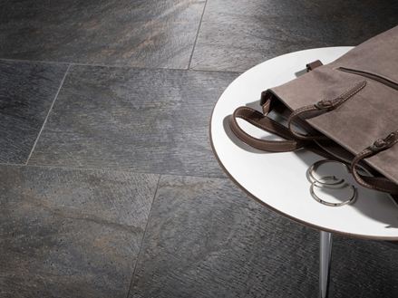 Deoli Green Fliser med hvidt sidebord og taske