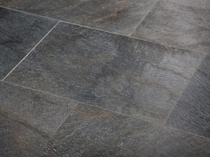 Fliser af kvartsit Deoli Green, set fra siden