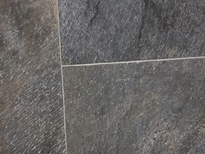 Lægte kvartsitfliser i glitrende grønne nuancer med smalle, lyse fuger