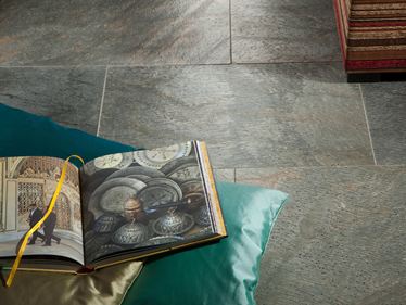 Bog og pude på lagt Deoli Green kvartsitflise