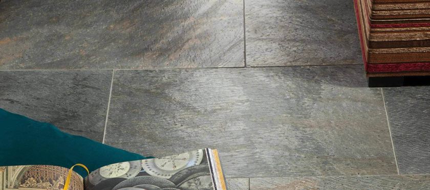 Bog og pude på lagt Deoli Green kvartsitflise