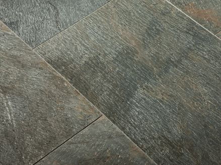 Installerede Deoli Green kvartsitfliser med fint slebet overflade