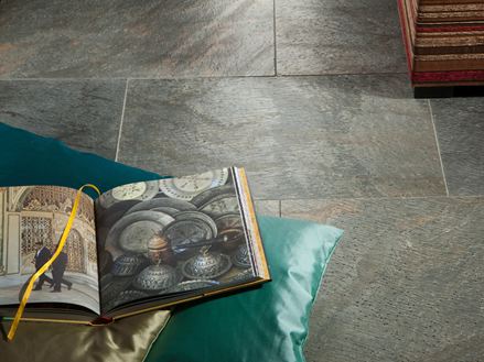 Bog og pude på lagt Deoli Green kvartsitflise