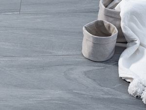 Grå fliser i stenlook med dekoration