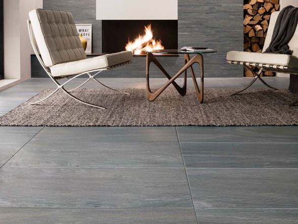 Stue med Mountain Grey-fliser i porcelænsstentøj