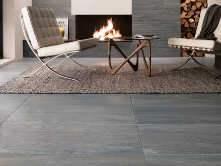 Stue med Mountain Grey-fliser i porcelænsstentøj