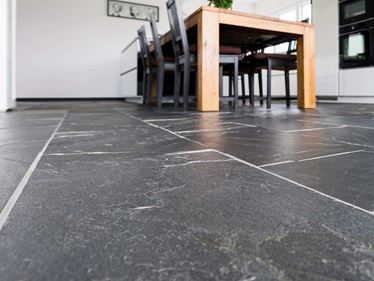 Galleri 1_Frøperspektiv-på-skifergulv-Black Rustic-js