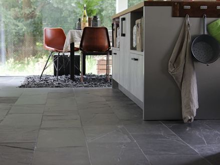 Kundefoto Black Rustic skifer i køkkenet med skålstol