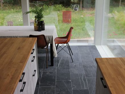 Kundebillede af Black Rustic Fliser på en kogeø