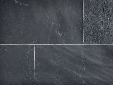 Nærbillede af lagte skiferfliser med lyse fuger